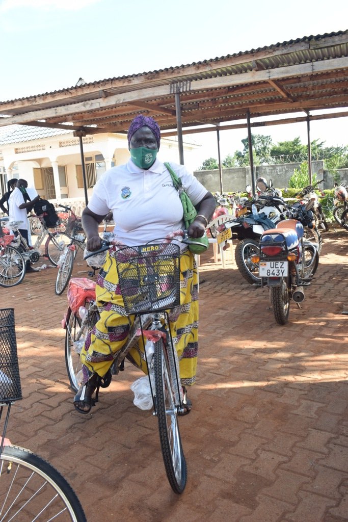 ChildFundUganda's tweet photo. Called to serve! Margaret a member of the #ChildProtection committee in Buhasaba Community Busia with a bicycle r
from @ChildFundUganda. She is one of the 44 Community volunteers that received bicycles to facilitate their movements as they spread messages of #Childptotection https://t.co/nB5EeDH0xk