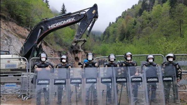 cemseymen's tweet photo. Rize İkizdere yangın yeri. Dinamit değil kuş sesi isteyenler, "burayı taş ocağına çevirirsen taş olursun" diye haykırınca karşısında Jandarmayı buldu. Kahredici bir olay bu. Vatan toprağını korumak isteyen köylünün karşısında jandarma var iyi mi. HES, RES yalan. Talan bu talan! https://t.co/kZZrFW8Tb9