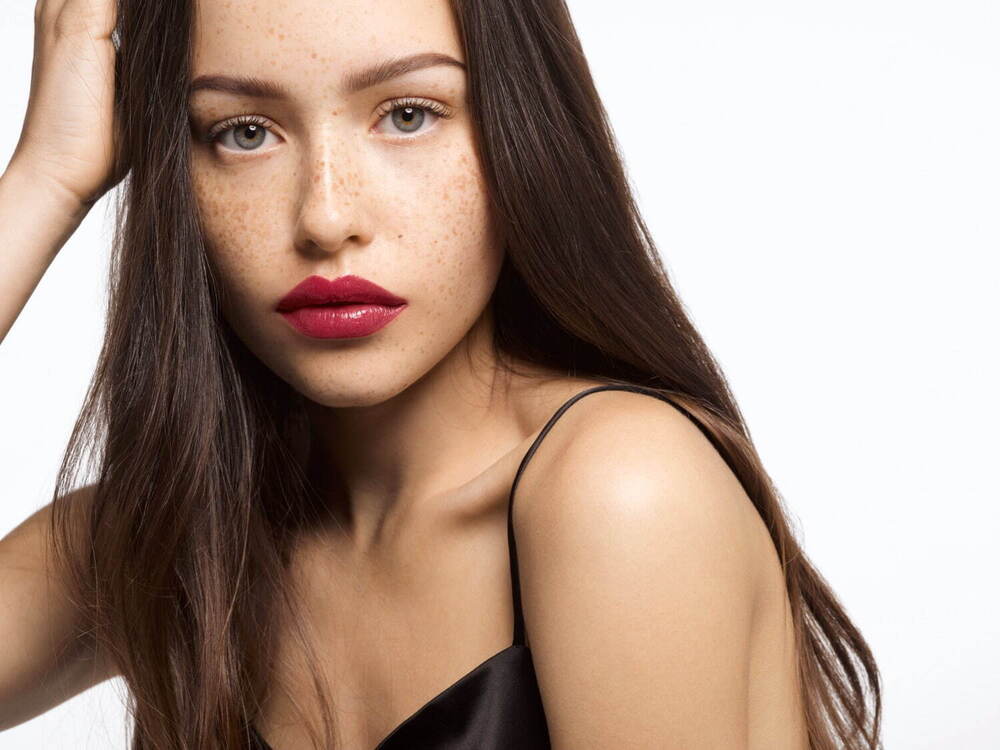 イヴ・サンローラン21年夏“ロゼシャンパン”着想の限定リップ、みずみずしいスパークルレッドなど - fashion-press.net/news/72030