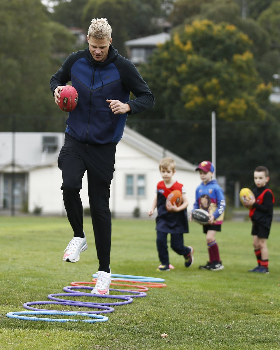 Nick Riewoldt helping out at the first NAB @AFLAuskick session of the year is the content we didn’t know we needed 😍 #NABAFLAuskick #Auskick