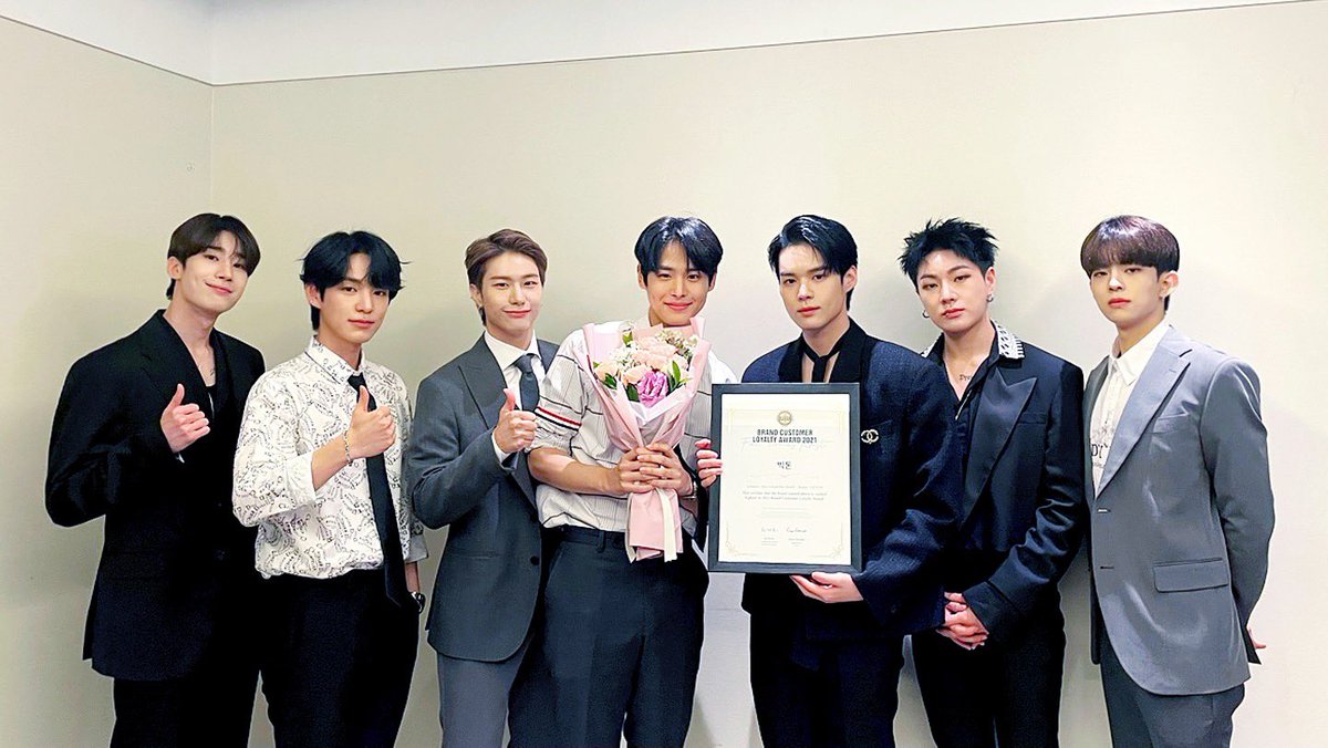 [#빅톤] 빅토니들이 한국소비자포럼
2021 브랜드 고객충성도 대상 시상식
'남자아이돌 (핫트렌드)' 부문에서
수상했습니다💙🏆💛
빅토니를 위해 열심히 응원해주신
앨리스 여러분께 진심으로 감사드려요🥺
앨리스와 빅톤 언제나 하땅사🌸
사랑합니다💙💛

#VICTON #핫트렌드_빅톤_수상축하해