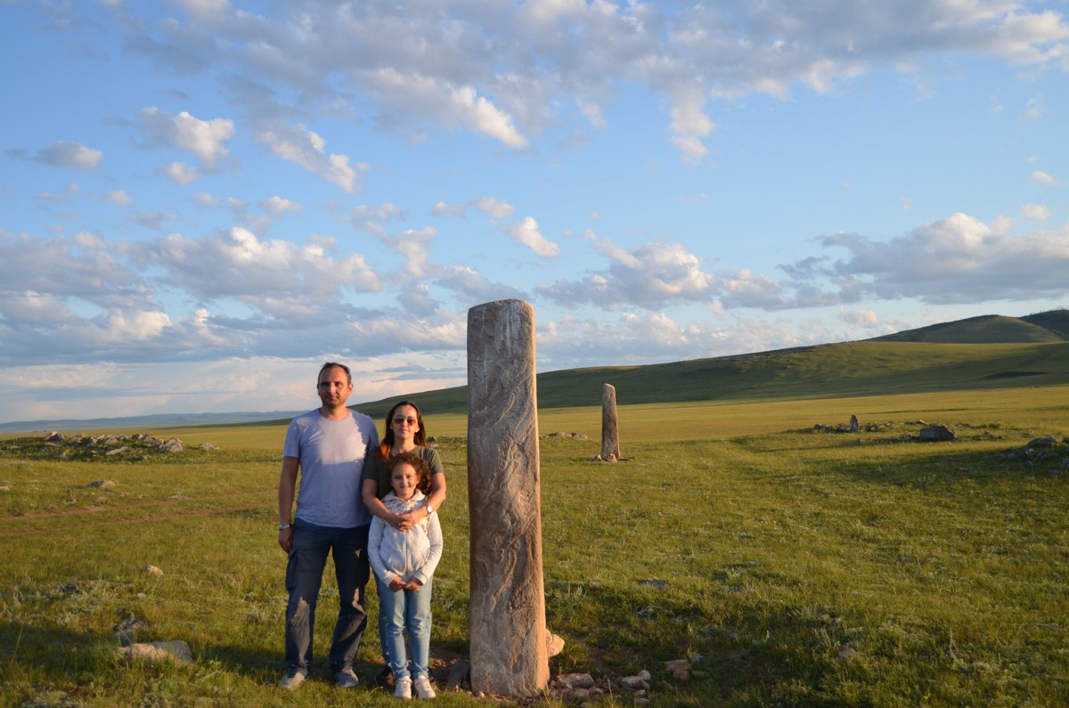 Khujuu Nuur Geyikli Taşları. Hava kararmak üzere. Nerede geceleyeceğiz o bile belli değil. Doğu Moğolistan. 2019.