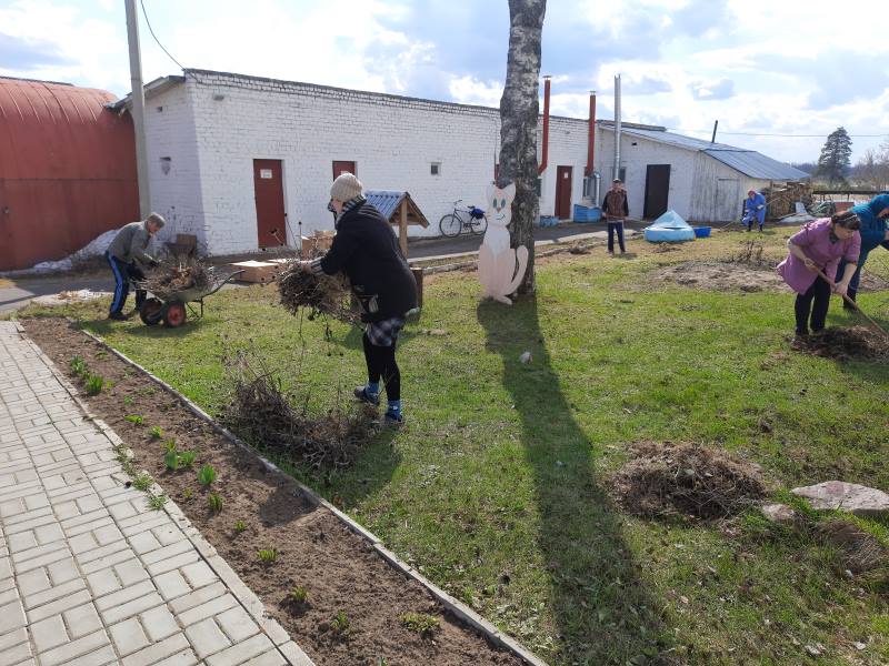 Olga80V's tweet photo. #mspno Сотрудники и получатели социальных услуг приняли участие в Всероссийском субботнике. На территории учреждения убирали сухую траву, белили деревья, подготовили клумбы под высадку цветов https://t.co/dRi3fqDt0H