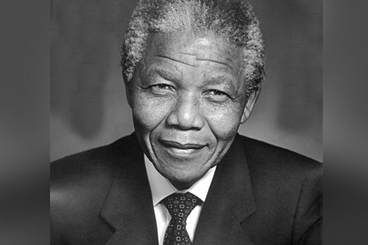 MwanzoTv's tweet photo. KUMBUKUMBU YA UCHAGUZI WA KWANZA WA 
KIDEMOKRASIA
Baada ya miaka mingi ya mazungumzo na mapambano ya ukombozi, uchaguzi wa kwanza wa kidemokrasia uliandaliwa nchini Afrika Kusini, tarehe 27 Aprili 1994. Chama cha ANC kilichoongozwa na Nelson Mandela kilishinda uchaguzi huo. https://t.co/AX4E2QmmeB