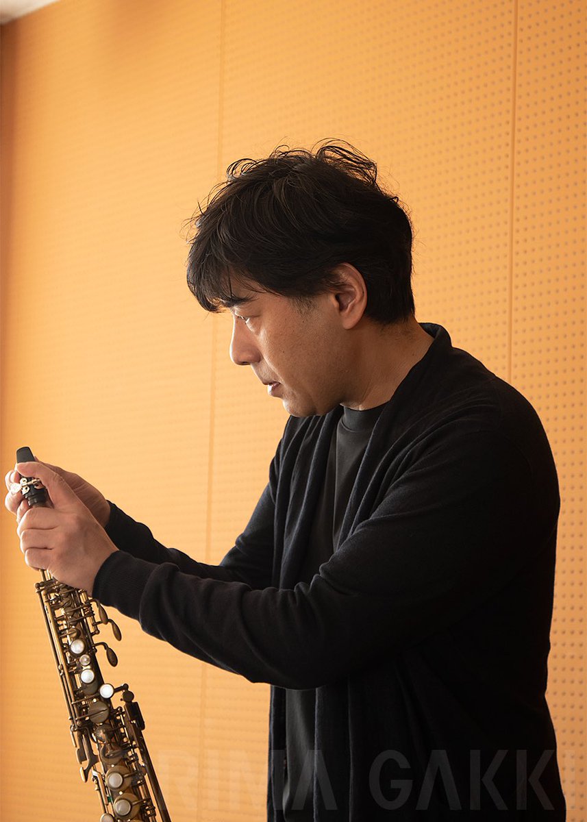 primagakki's tweet photo. SAX奏者•鈴木央紹さんに、リガチャーの選定のためご来社いただきました🎷✨ Yany SIXS（ヤニー•シクス）、Yany BooStar✧（ヤニー•ブースター）、ご愛用いただいております！ #yanysixs #yanyboostar https://t.co/8VCdLszkjW