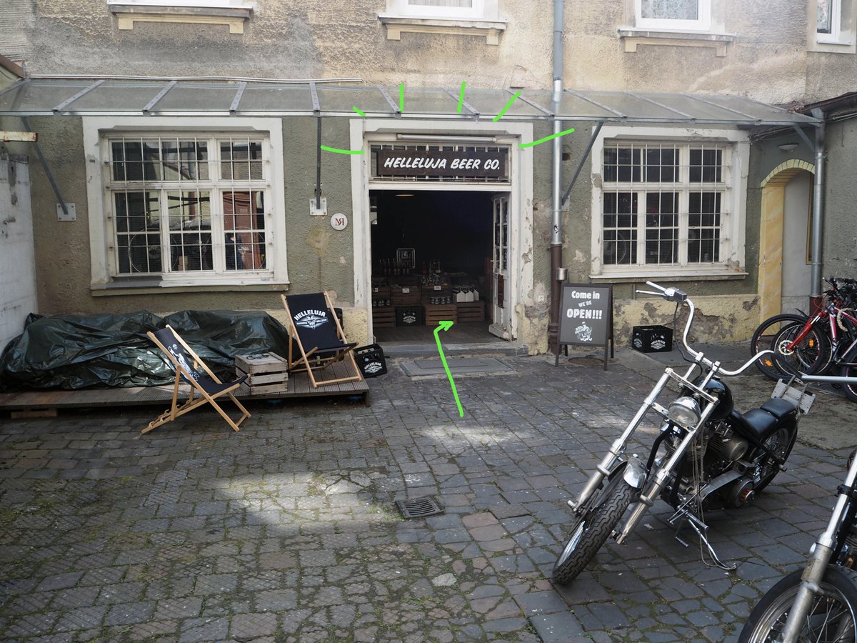 #curtDealer
Im Hinterhof der Westendstr. 21 betreibt Marcus Büttner seit Anfang des Jahres seinen "Helleluja Hinterhofladen" mit eigens gebrauten #HELLELUJA BAVARIA VOLLBIER und anderen Produkten aus dem Umland👌 Unser neues Mag liegt am Tresen aus. ❥ helleluja-bier.de