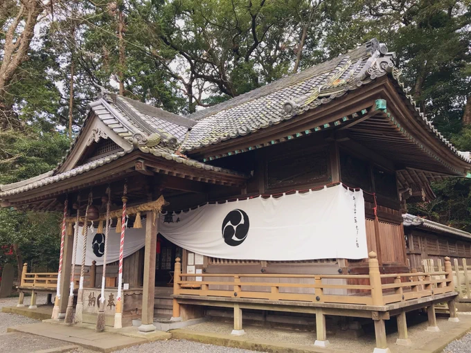 事任八幡宮(静岡県掛川市)
遠江国一宮
社格は県社
己等乃麻知媛命(天児屋命の母)を主祭神とし、息長帯姫命・誉田別命・玉依比売命の4柱を祀る
「ことのまま」の社名が「願い事が意のままに叶う」の意味を持つことから所願成就の験があるとされ、江戸幕府も朱印高百石余り献上するなど崇敬を集めた 