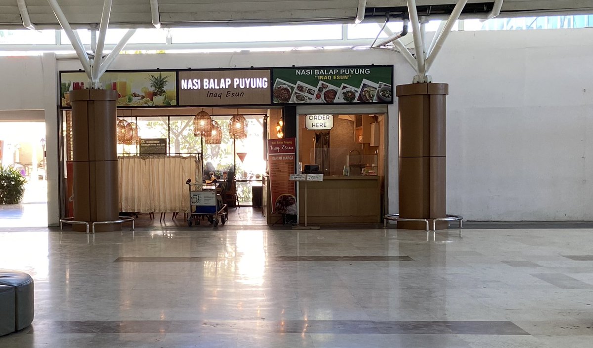 ラマダン(1ヶ月の断食)が始まりました。約90%の方がイスラム教のインドネシアでは町中の飲食店は断食の時間帯(日没まで)は外から見えないように目隠しをします。
私も2年前に断食を一緒に行いましたが1ヶ月で3kgほど体重増えました。この期間の選手のコンディション管理は特に注意が必要で難しいです。