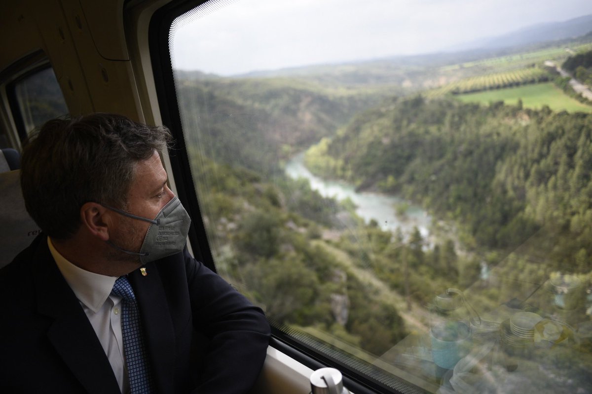pepesoro's tweet photo. Más de cinco años de trabajo para vivir este momento tan emocionante: llegamos a #Canfranc en el primer tren que entra en la nueva estación. Queda mucho por hacer, pero hoy es un día muy feliz. Gracias a todos los que lo habéis hecho posible. https://t.co/3UB3SpkN2r