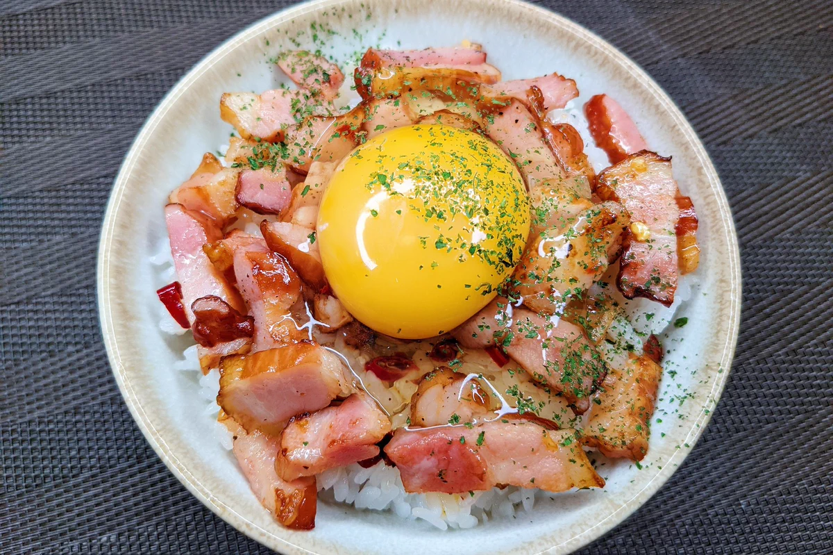 簡単激ウマ。「めんつゆペペロン丼」ニンニクと麺つゆの染みたベーコンが美味しすぎる。