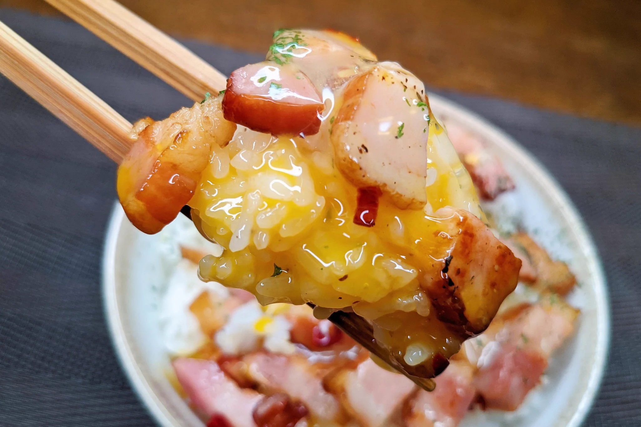 簡単激ウマ。「めんつゆペペロン丼」ニンニクと麺つゆの染みたベーコンが美味しすぎる。