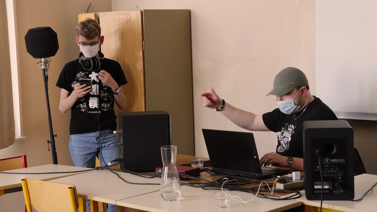 VeloursProd's tweet image. [PODCAST]

En attendant la reprise des ateliers, on vous propose d'écouter le podcast autour de #Collègesenscène. L'occasion de donner la parole aux différents intervenants et aux collégiens ! 

➡️Pour écouter : bit.ly/3ge5CFt 

@radio_primitive @DptMarne