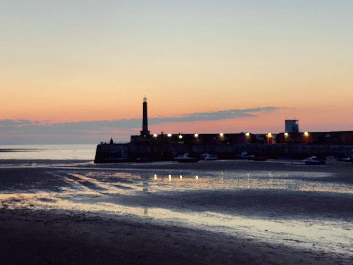 WalkinginKent's tweet photo. A walk along Margate seafront at sunset.
.
.
.
.
#margate #margareseafront #margateharbourarm #margatesunset #margz #lovemargate #westbrookmargate #beachhuts #turnerskies #margateoldtown #walkinginkent #kentwalks #mykent #coastalpath #coastalwalk https://t.co/n35JhsIXMJ