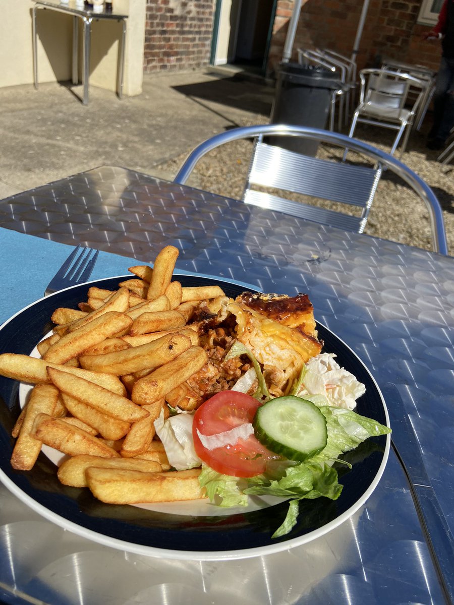 Annelicd's tweet photo. Thank you to the lovely ladies in the canteen  @Redcarracing for there hospitality &amp; starting there day early for the overnighters. Happy to see them again @RiponRaces👍wish a lot more racecourses where like this.. #goodfood #friendlyfaces #goodhospitality https://t.co/ISp3J9xL8T