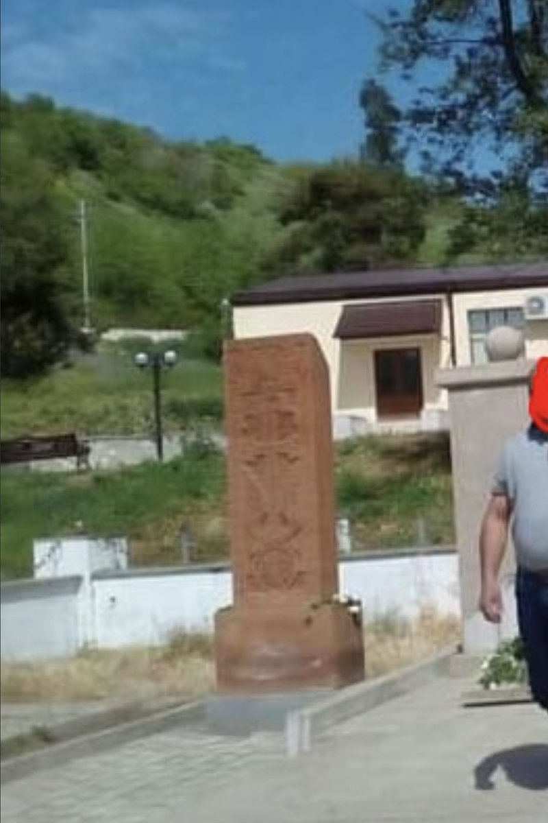  - Destruction d’un  #khatchkar (Pierre en croix, patrimoine mondial de l'UNESCO) par des azerbaïdjanais, dans le village d'Ukhtapor à Hadrut en  #Artsakh.