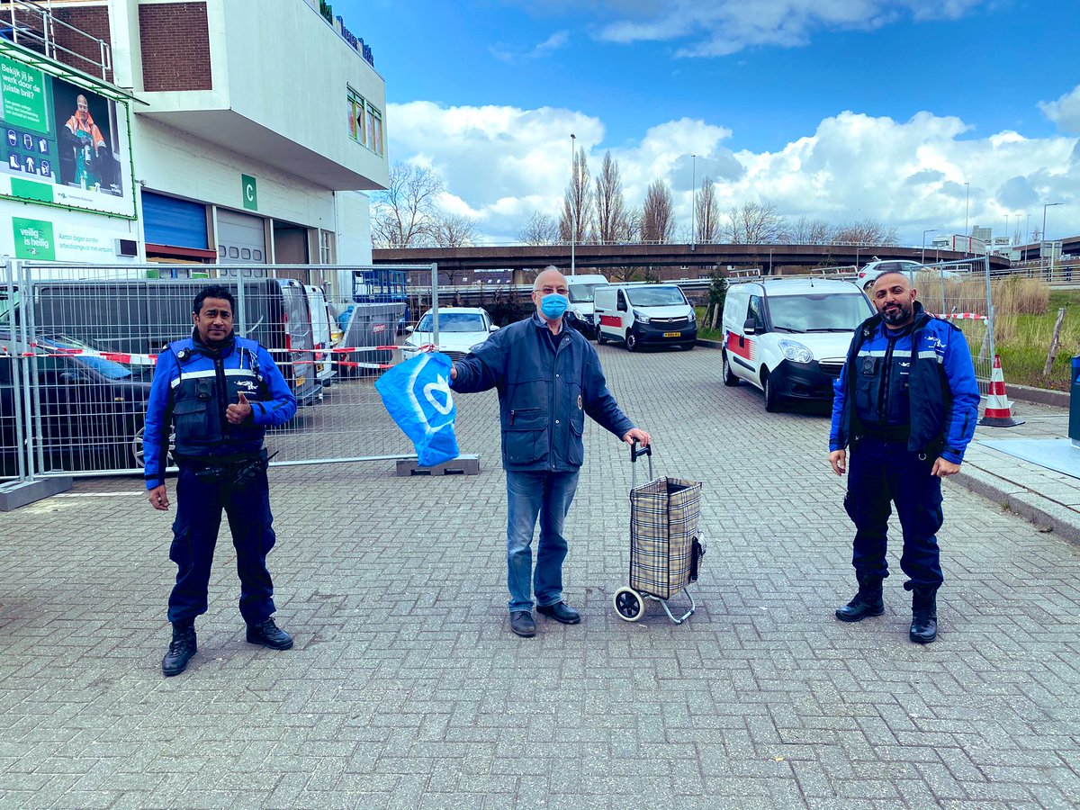HandhavingN_010's tweet photo. Op onze hoofdlocatie aan de Kleinpolderplein worden wij door dhr. Jan uit #Delfshaven aangesproken. Hij is 35 jaar onze trouwe #Vrijwilliger mbt. het schoonhouden van zijn wijk. Hiervoor komt hij altijd met zijn boodschappenkar om zijn vuilniszakken op te halen. #TopperJan ^ReRon https://t.co/WyAHubvDdd