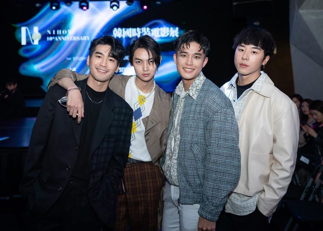 _HIStoryTH's tweet photo. ☆20210415 NIHOW x KFDF☆
เอาหนึ่งหนุ่มมาก่อน คนนี้เลิกงานปุ๊บ รีบลงรูปปั๊บเลย💍
📷IG: charles_lisr
#涂善存 #陳立安 #林嘉威 #安俊朋 #呈仁CP #呈仁 #永幸CP #永幸
#HIStory4近距離愛上你 #近距離愛上你 #HIStory4CloseToYou #LineTVTaiwan #HIStoryTH #nihow https://t.co/1DfDfeodrf