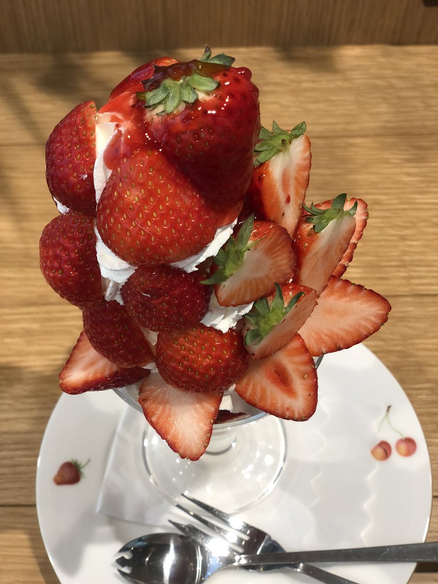 ジバニャンコ くにたち応援 さらに 自分へのご褒美を与えています 新しいお店なので 少し待ちましたが 恐れる程では無かったです とにかく苺 の数が半端ない パフェ 果実園リーベル 立川市