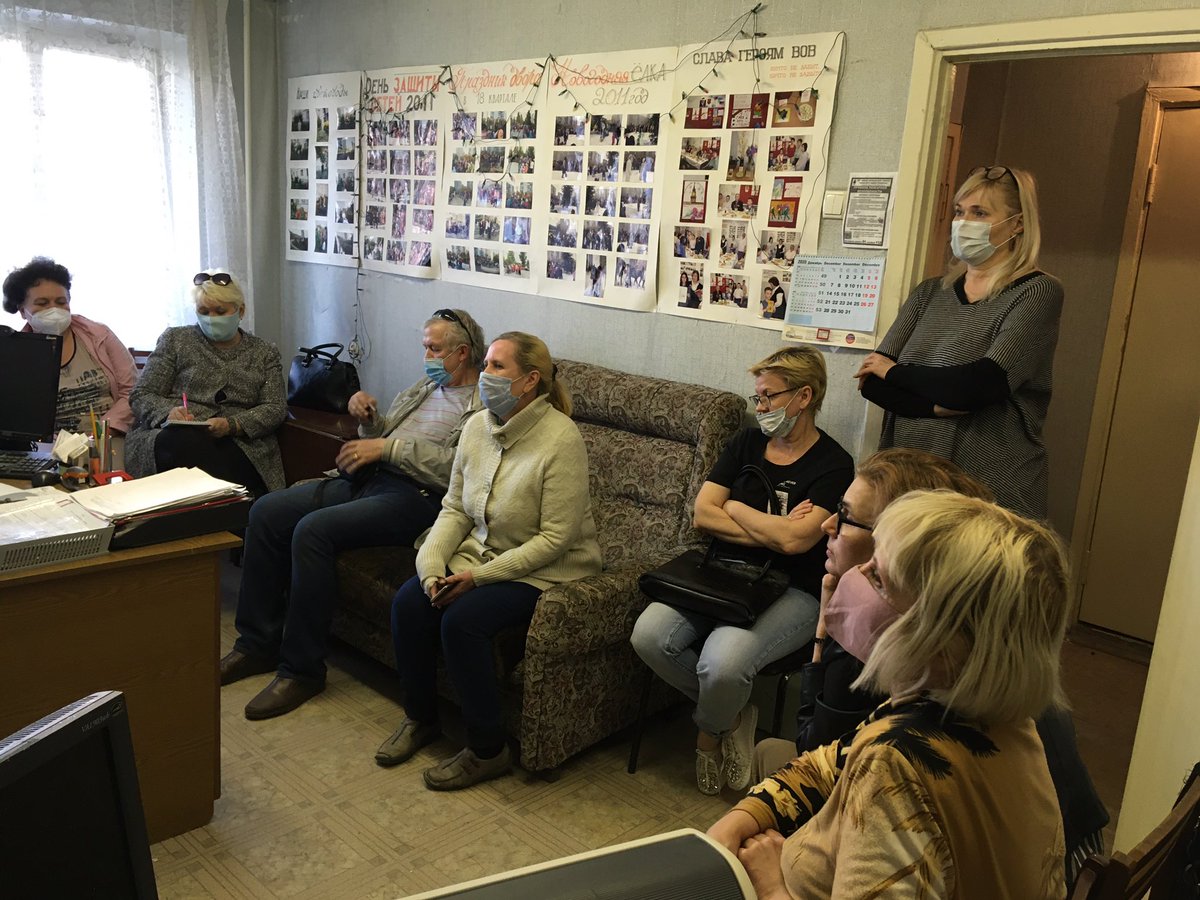 Провёл содержательную встречу со старшими по домам 18 квартала Автозаводского района #Тольятти.
Обозначили проблемные участки благоустройства дворов, проблемы парковок - определили пути решения. Также затронули тему вакцинации 💉 #COVID19 и предстоящий сезон активности клещей.