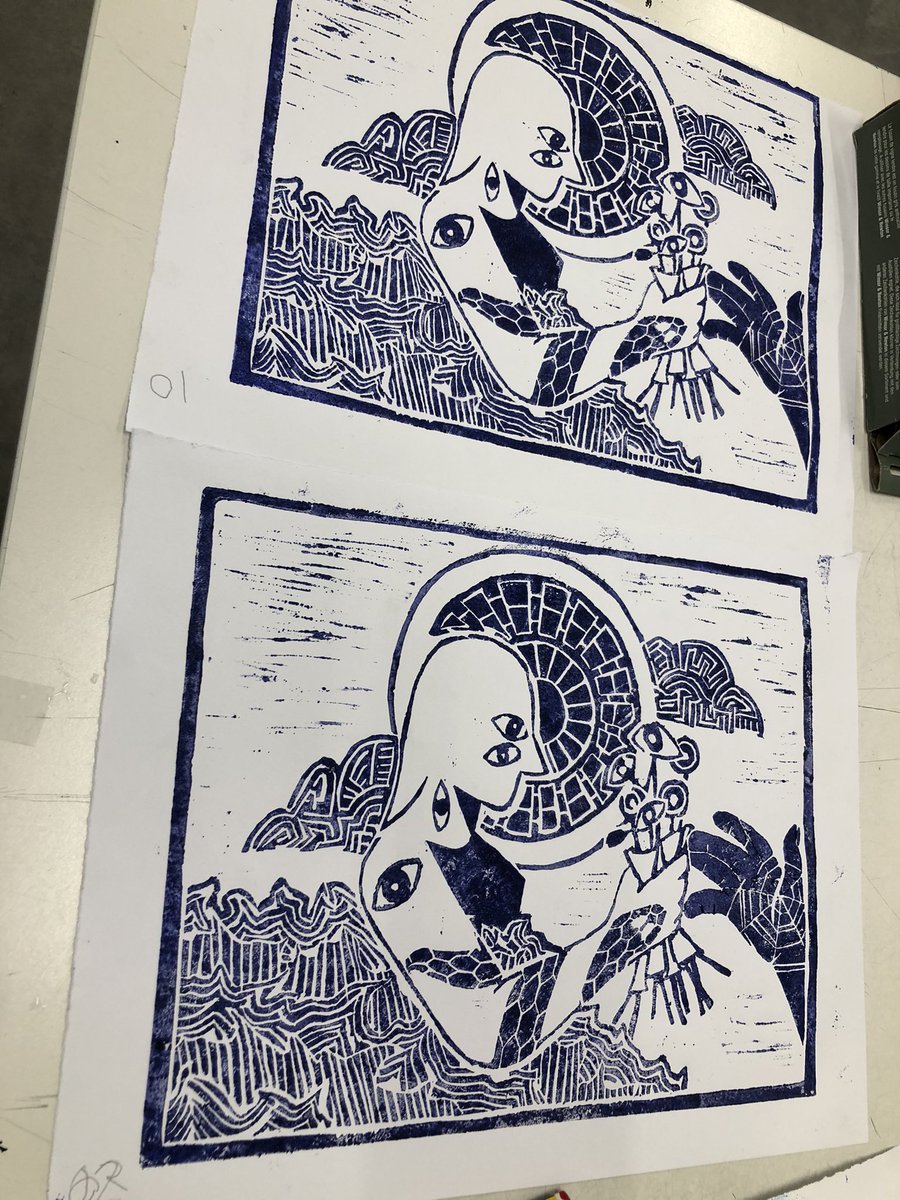 anasalamanca99's tweet photo. En plena tarea en aula. Empezamos a ver resultados. #linografía #grabado #BachArtes #TEGP https://t.co/1ar9BGQ2kX