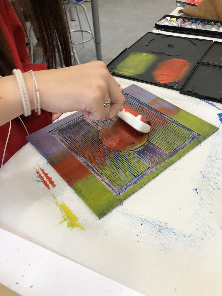 anasalamanca99's tweet photo. En plena tarea en aula. Empezamos a ver resultados. #linografía #grabado #BachArtes #TEGP https://t.co/1ar9BGQ2kX
