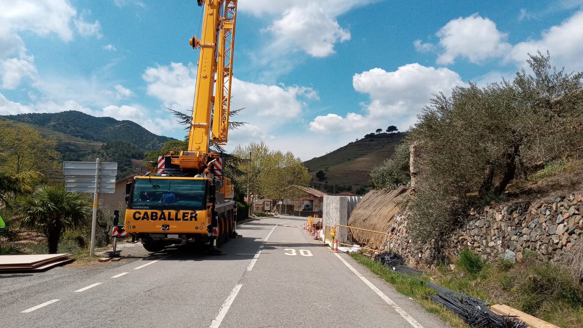 Dipta_cat's tweet photo. 🚧🚘 Des de #CarreteresDipta continuen treballant en la restitució del mur a la carretera TP-7401 a l'entrada de #Porrera. L'estil del nou mur prefabricat permetrà la integració amb el paisatge. #Priorat #cuidemelqueensuneix https://t.co/FE09L676Ao