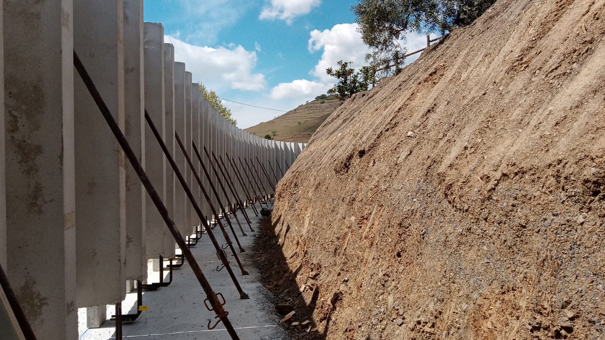 Dipta_cat's tweet photo. 🚧🚘 Des de #CarreteresDipta continuen treballant en la restitució del mur a la carretera TP-7401 a l'entrada de #Porrera. L'estil del nou mur prefabricat permetrà la integració amb el paisatge. #Priorat #cuidemelqueensuneix https://t.co/FE09L676Ao