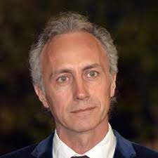 AlessandraOdri's tweet photo. Travaglio accusa Figliuolo di vestirsi da cespuglio. 
E' meglio un uomo con la mimetica, che svolge il suo lavoro in maniera efficiente ed onesta, che un uomo come Arcuri, in giacca e cravatta, che ha operato in maniera disastrosa e che è pure indagato per peculato! #COVID19 https://t.co/N9BcoUyYPi