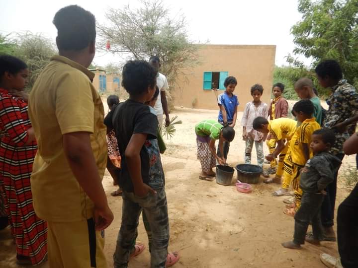AgadezOng's tweet photo. Séances de sensibilisation des enfants sur l'hygiène. Tout commence dès le bas âge. https://t.co/erfUogI3aj