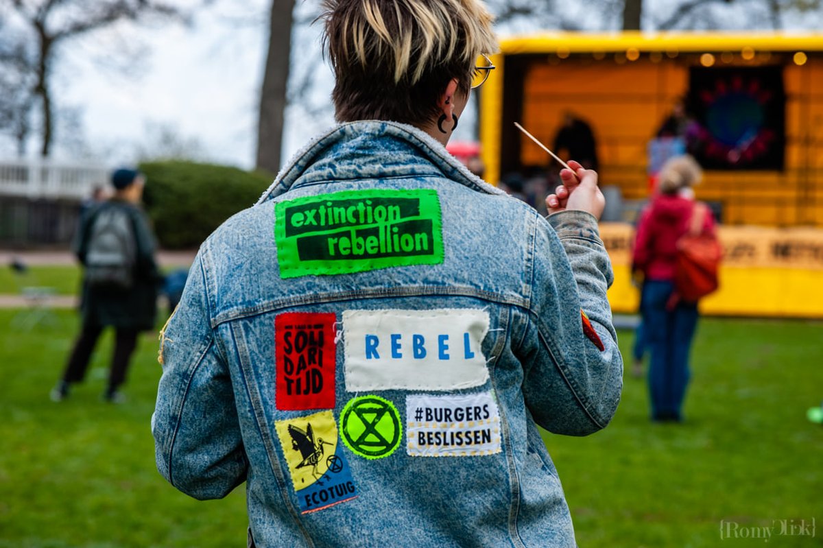 NLRebellion's tweet photo. Gisteren vierde onze Aardeparade het leven in zonovergoten Nijmegen! Rebellen en andere mensen luisterden naar toespraken. Ze zongen, dansten, mediteerden, maakten spandoeken met de Arts Cirkel, klommen in een boom en discussieerden tijdens de paneldiscussie. Een geslaagde dag! https://t.co/eBeRPxWGIP