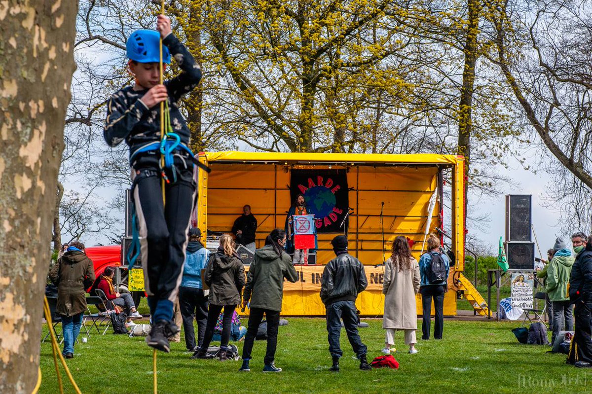 NLRebellion's tweet photo. Gisteren vierde onze Aardeparade het leven in zonovergoten Nijmegen! Rebellen en andere mensen luisterden naar toespraken. Ze zongen, dansten, mediteerden, maakten spandoeken met de Arts Cirkel, klommen in een boom en discussieerden tijdens de paneldiscussie. Een geslaagde dag! https://t.co/eBeRPxWGIP