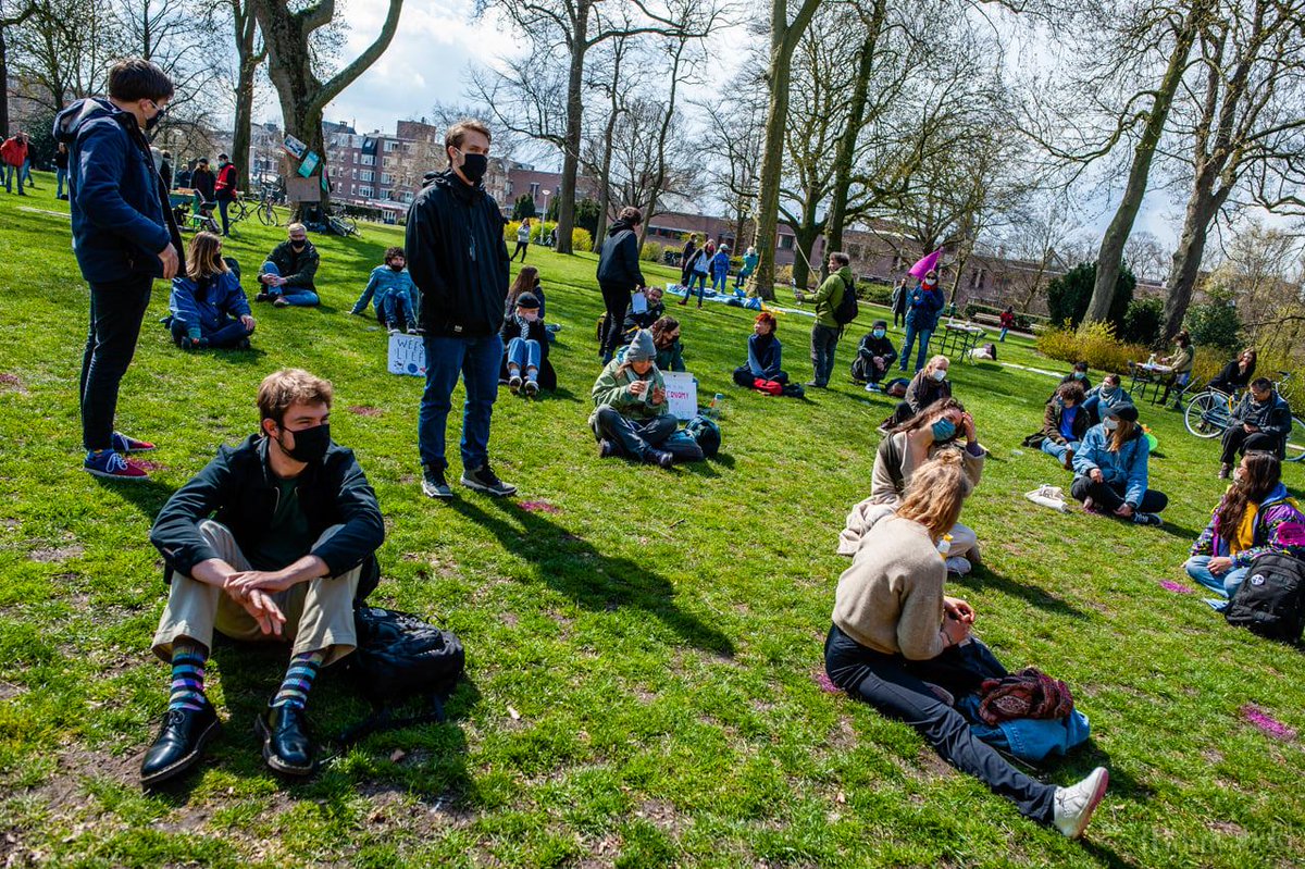 NLRebellion's tweet photo. Gisteren vierde onze Aardeparade het leven in zonovergoten Nijmegen! Rebellen en andere mensen luisterden naar toespraken. Ze zongen, dansten, mediteerden, maakten spandoeken met de Arts Cirkel, klommen in een boom en discussieerden tijdens de paneldiscussie. Een geslaagde dag! https://t.co/eBeRPxWGIP