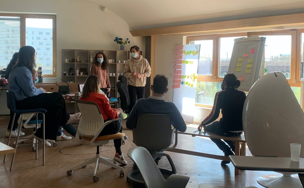 dschoolparis's tweet photo. Afin de se préparer au Ponts Start-up Day de l' @EcoledesPonts les étudiants du programme ME310 « Design Innovation » @dschoolparis ont découvert le métier de facilitateur et se sont entrainés à animer une session de créativité.
#me310 #créativité #designthinking #facilitateur https://t.co/KxL8eZZQOD