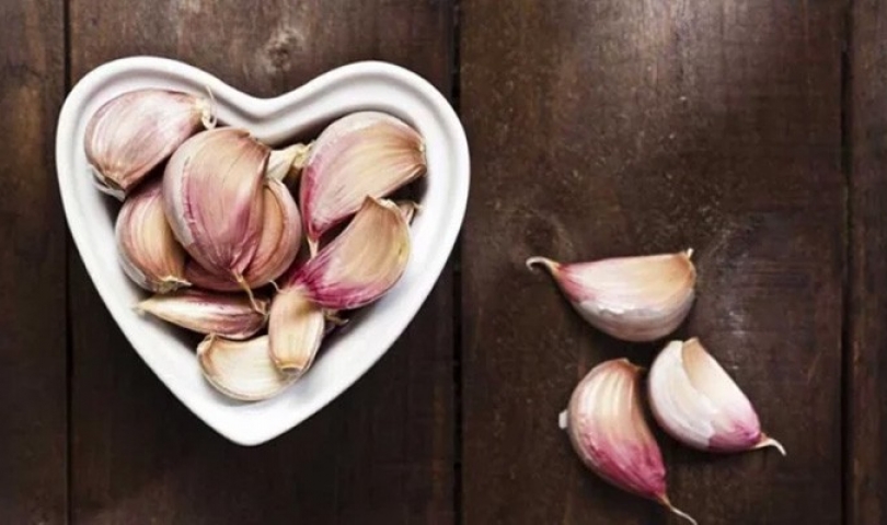 Чеснок от мошек. Чеснок (измельченный). Растение домашнее с распылителем. Чеснок от мошек. Чеснок от мошек.