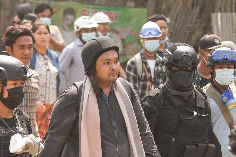 Ko Wai Moe Naing, leader of the main protest movement in #Monywa, was arrested by coup regime’s forces this afternoon (Apr 15) while riding a motorcycle. Plainsclothes gunmen in a normal car hit him and also arrested a woman who was with him. #WhatsHappeningInMyanmar