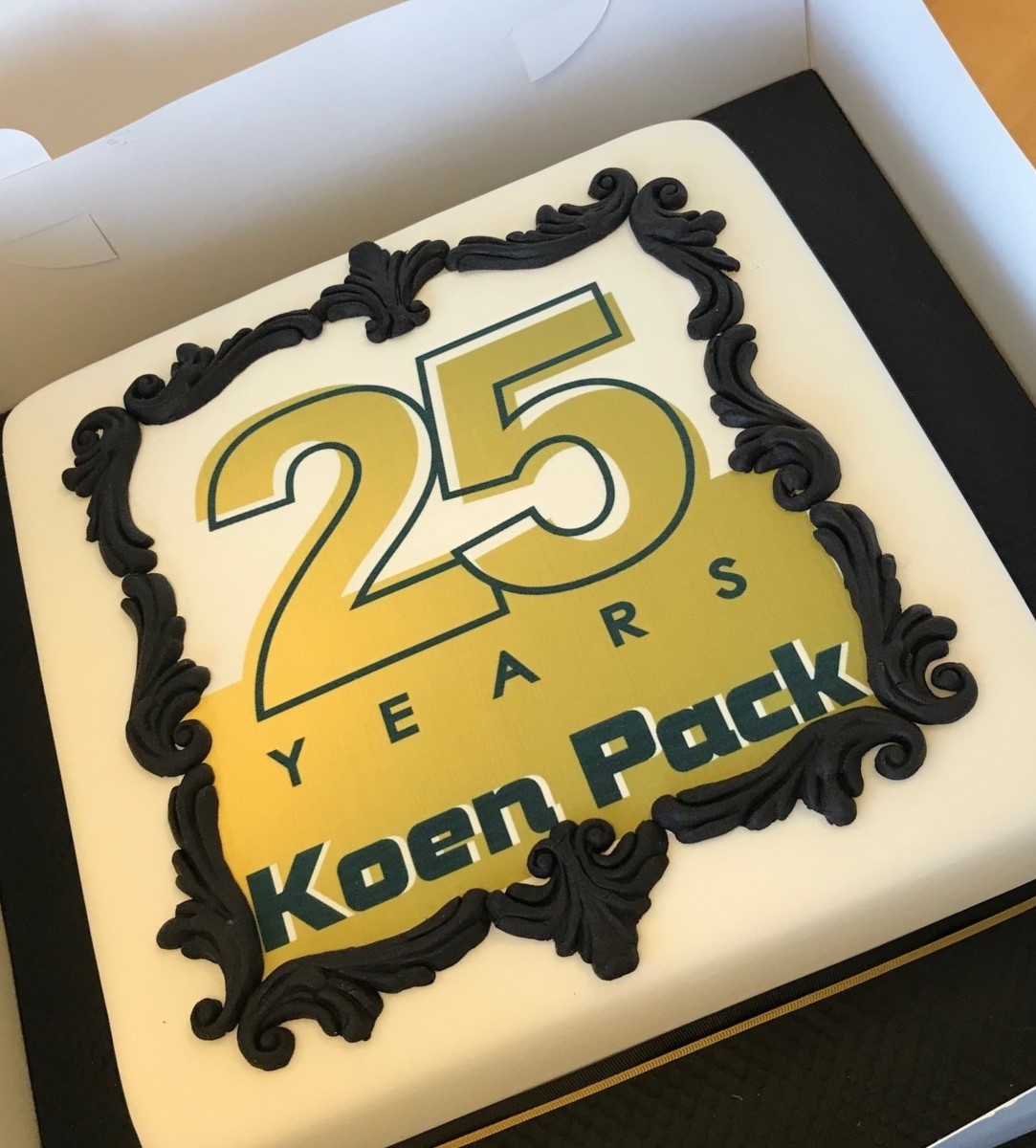 jz_flowers's tweet image. What an unexpected surprise. @KoenPack, one of our long-standing suppliers, is celebrating 25 years of business this year and has sent us a brilliant cake to mark the milestone. Thank you, it is certainly proving popular in office today.

#anniversarycelebration #25years