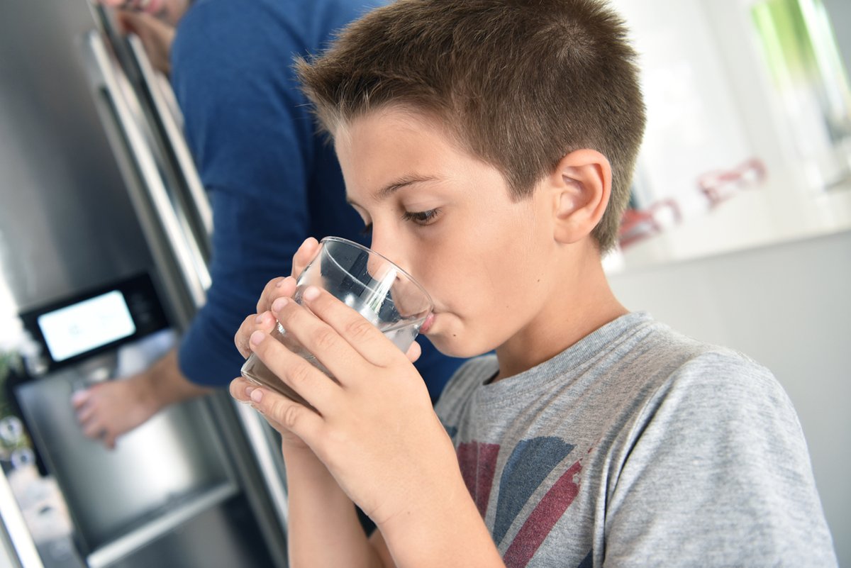 Вода которую мальчик несет. Мальчик плюется. Мальчик плюется картинка. Мальчик питьевой воды для реклама. Boy Drink.