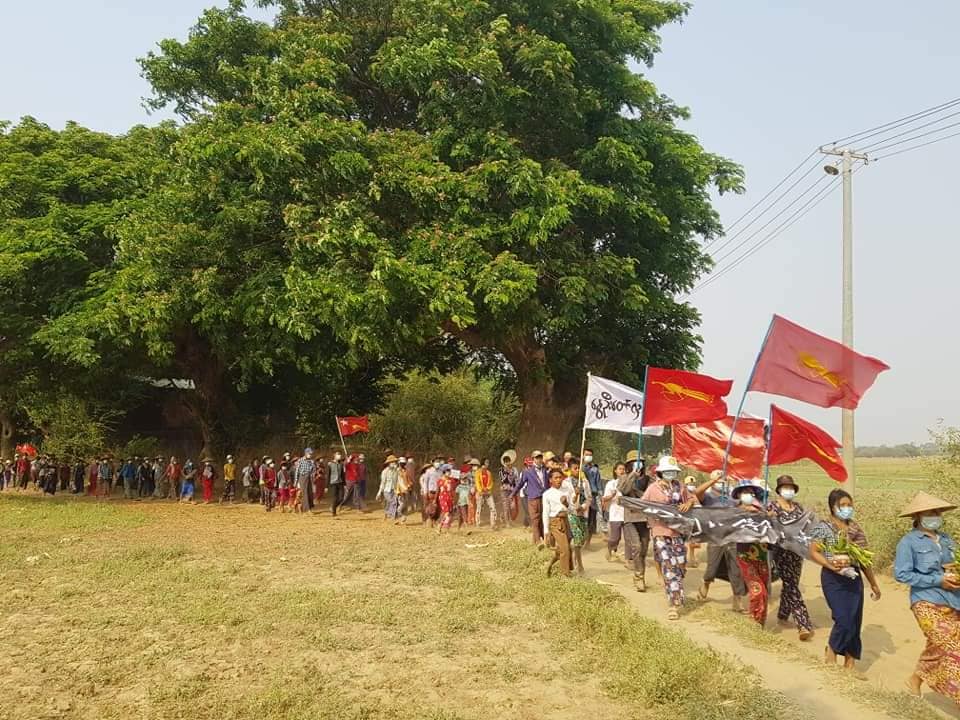 IrrawaddyNews's tweet photo. Urban and rural communities in #Mandalay Region's #Myingyan Township took to the streets on Apr. 15 to protest against the military dictatorship. Twenty-four people have died in the junta’s murderous crackdowns on anti-regime protesters in Myingyan
(Photo: CJ) https://t.co/zTCg4fETXD