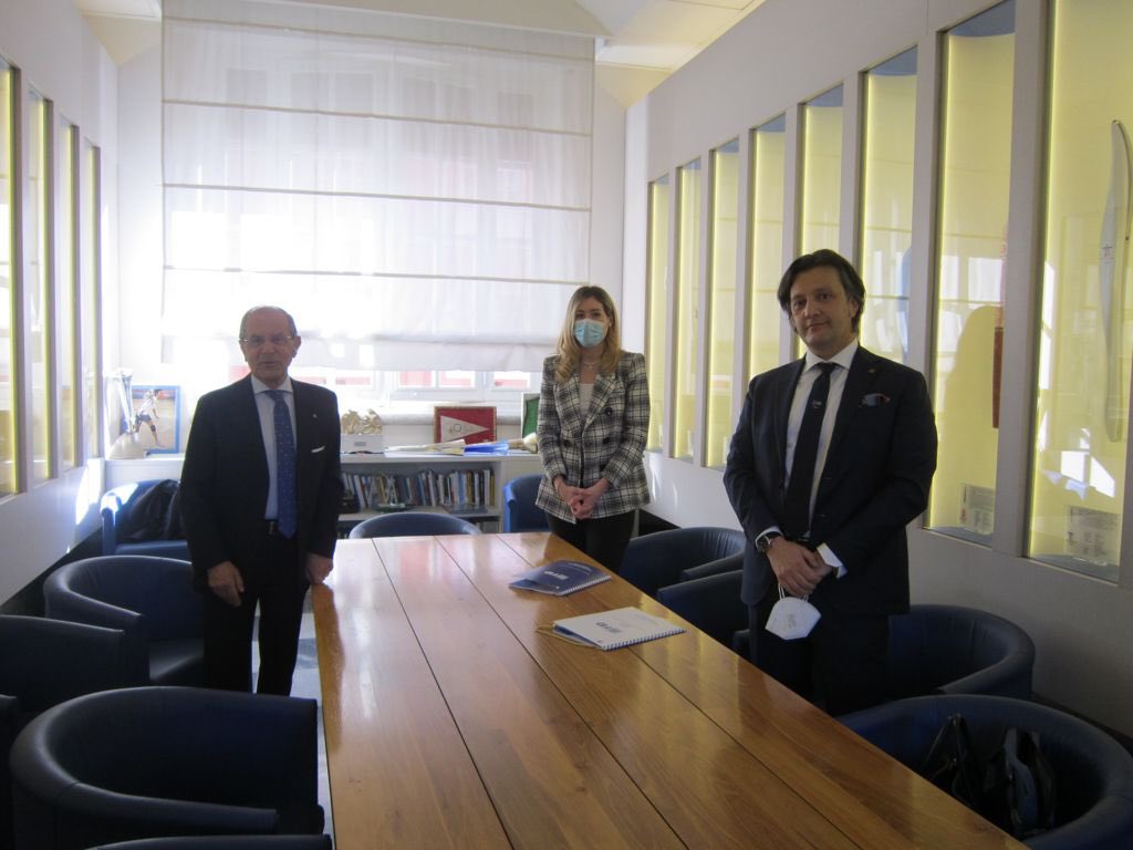 federdama's tweet photo. Ieri, nella sala delle #Fiaccole, il @carlobordini e il Pres della @LILTnazionale Prof. @Fra_Schittulli hanno siglato un importante protocollo con l’obiettivo di creare consapevolezza sui temi della #prevenzione soprattutto tra i nostri #giovani #atleti e nelle #scuole 💗💙 https://t.co/Cmvs38IvlK