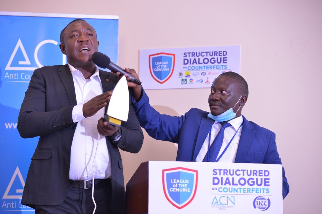 qggroupug's tweet image. Did you know that the counterfeit stock of Philips flat irons available on the market stock is 93-94%?

Mr. Solomon Oyebode Wilson, the Lead investigator, Clapper House Ltd revealed as he went on to demonstrate more on the same. 

1/4
#CounterfeitelectronicsUG
#Buyandsellgenuine