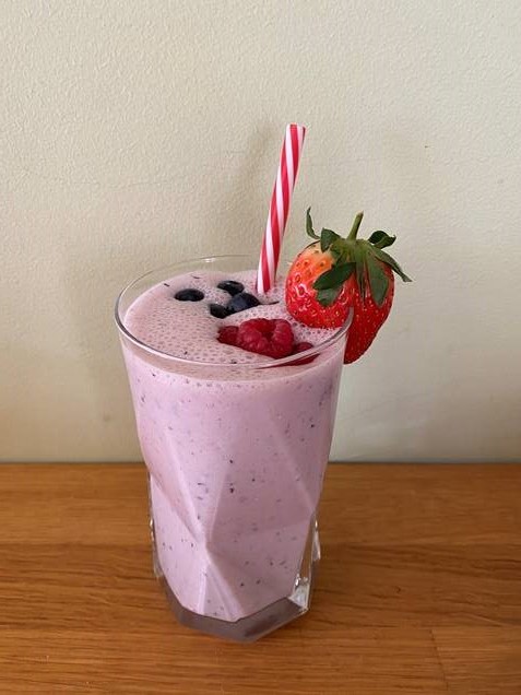 AbbieShaw_SW's tweet photo. Smoothie making to start our team meeting this week! Winner has to be @MeganRathbone5 for presentation. #healthybreakfast #wellbeing https://t.co/zbw5MtbHkr