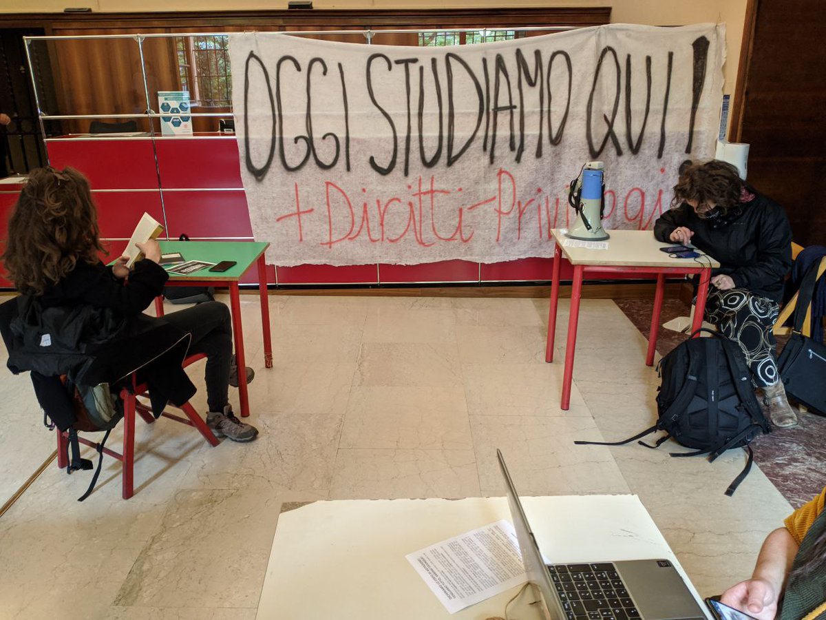 LabasBo's tweet image. Come studentesse e studenti di #Bologna oggi siamo in #rettorato! Le aule studio oggi erano tutte piene, e nelle strade studentə ridottə a studiare per terra davanti alle facoltà. Studiamo insieme organizzandoci!
#STATODIAGITAZIONE: SAREMO OVUNQUE! #scuola #unibo #istruzione
