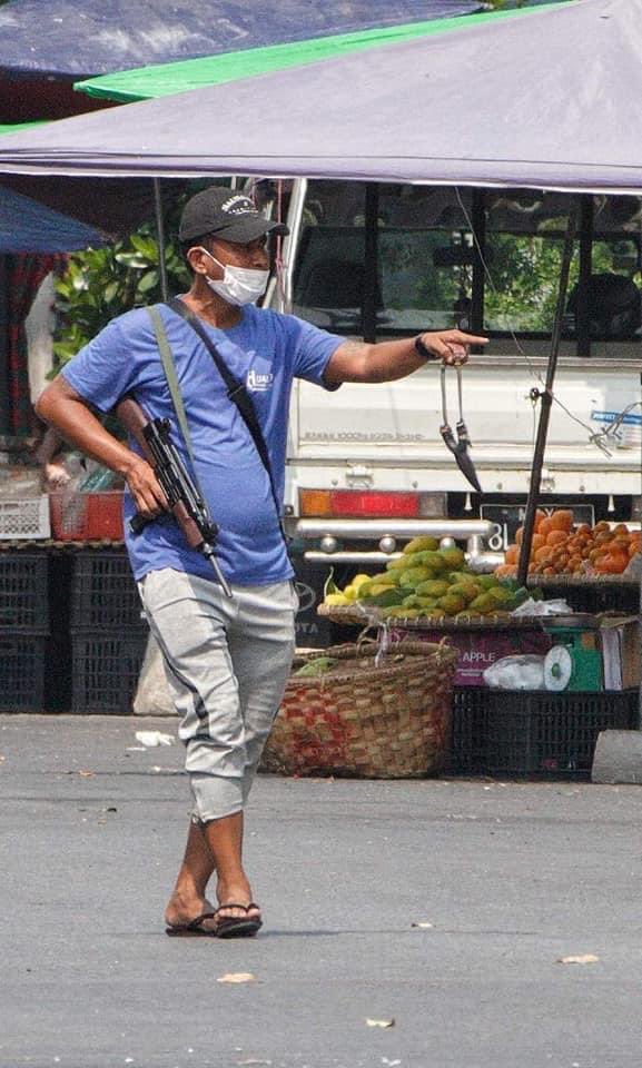 poemamhethar's tweet photo. Mandalay Medical Strike was violently cracked down, crashed with cars to motorcycles this morning. These are records of terrorists in plainclothes holding guns and violence towards protesters. At least 20 people were arbitrarily abducted. #WhatsHappeningInMyanmar #Apr15Coup https://t.co/ExyPRhbq6W