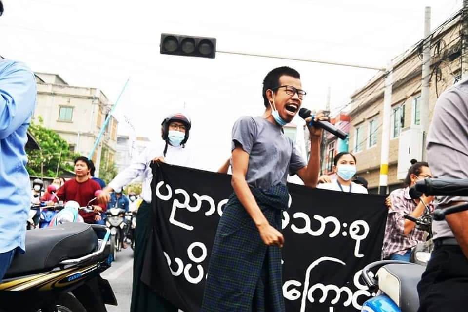 SoeThuWin85's tweet photo. Mandalay strike leader Ko Tay Za San said that a lot of Wai Moe Naing will emerge
Ko Wai Moe Naing, one of the leaders of the Monywa boycott, was warned by the military council today that he was violently beaten by a vehicles and arrested.
#Apr15Coup
#WhatsHappeningInMyanmar https://t.co/Jh7943YZiP