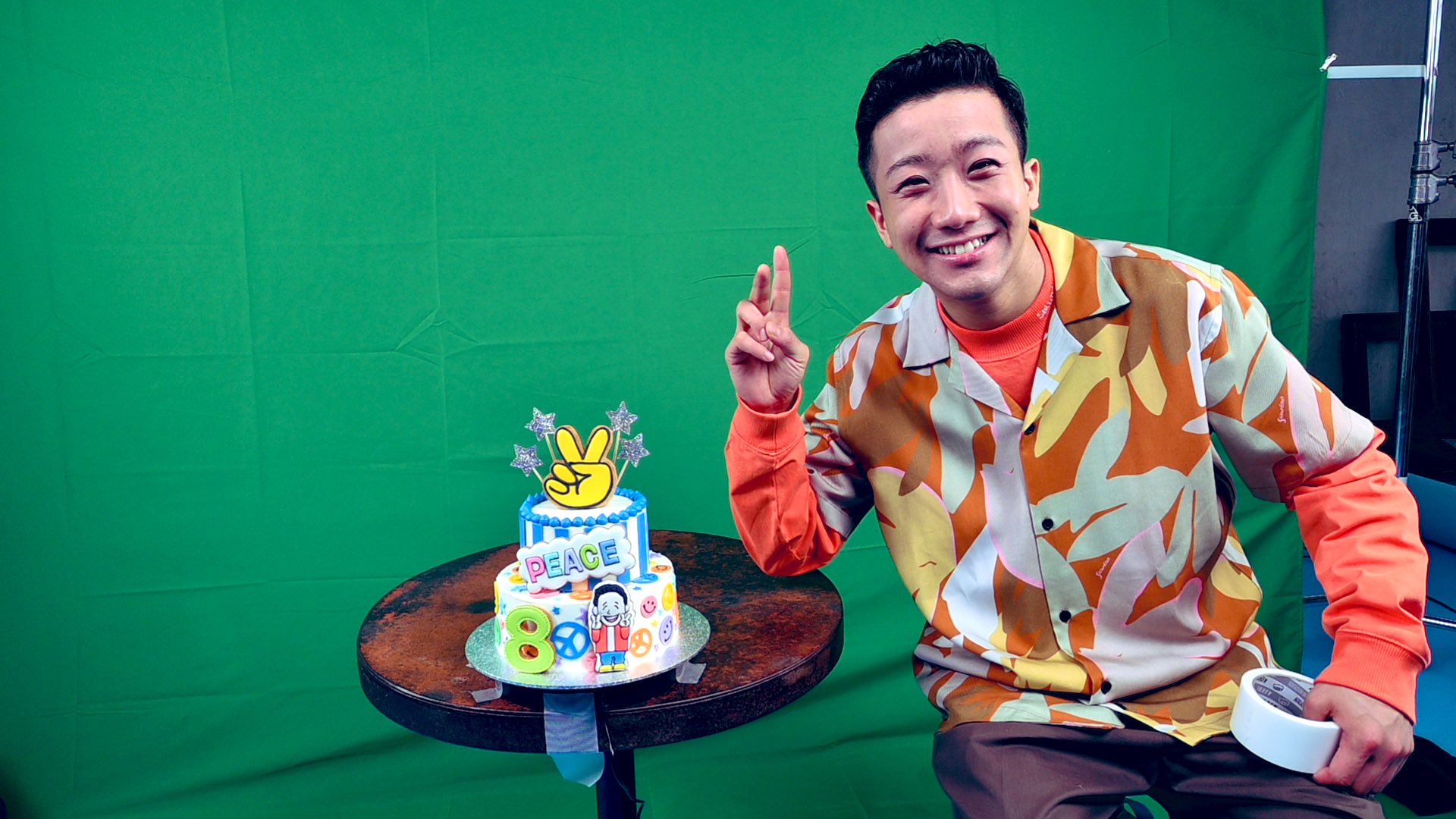 瑛人 Staff 公式 ピースオブケーク Mv 実はラジカセに瑛人ステッカーあるの気付きました ケーキはパントビスコさんに描いてもらった瑛人がクッキーになってます くるっとピースチャレンジ 瑛人ピースオブケーク ダンス踊ってくれたら