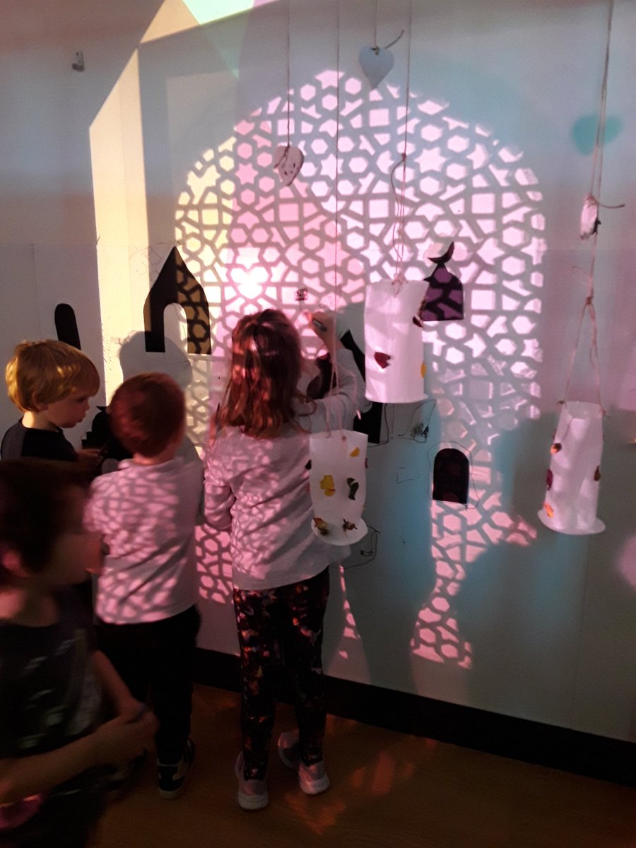 AshbridgeMaxy's tweet photo. Continuing our mark mamking opportunities, investigating intricate & carved stones patterns. "I can see a boat shape" "I see stars" "I am going to draw right at the bottom" #atelier #earlywriting #markmakingmatters #eytalking @NDNAtalk #lightandshadowstudioatmaxy https://t.co/5yaVfIITDR