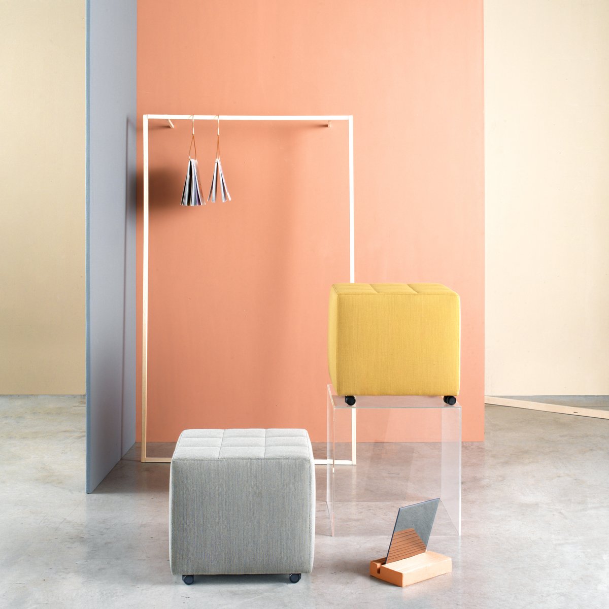 #Sigpouf pouf.
A small pouf to accompany the chaise lounge Sigmund, or simply to approach new contexts, playing with colors and coatings, letting it live in its versatility.
-
Design by #CRSitia
-
#Sitia #TheHumanWork #furniture #design #pouf #office #contract #home