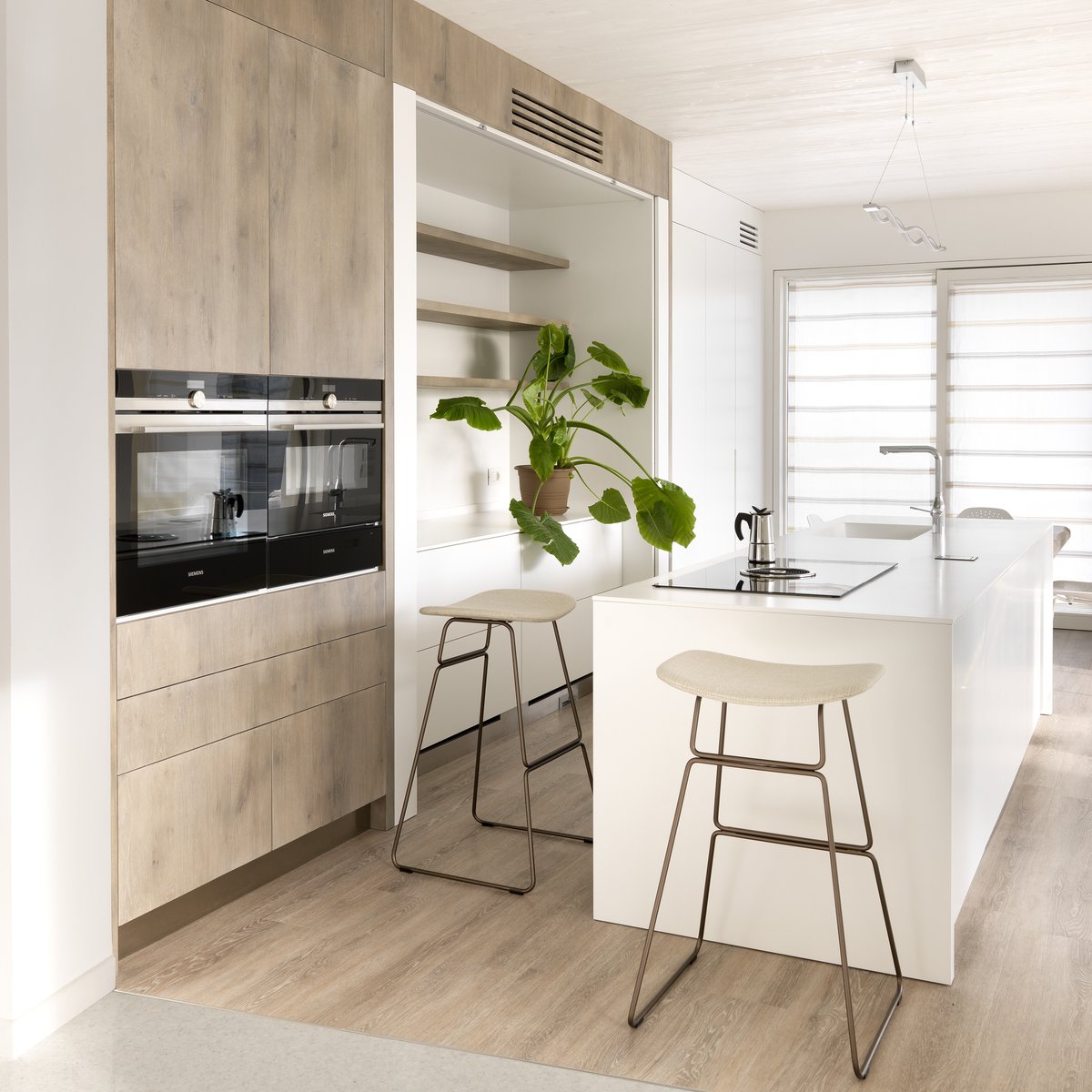 #Sketch stool
Sketch is a stool suitable for contract and domestic environments, characterized by a geometric structure in curved rod steel and a thin upholstered seat.
Design by #CRSitia
-
#Sitia #TheHumanWork #furniture #design #stool #office #contract #home