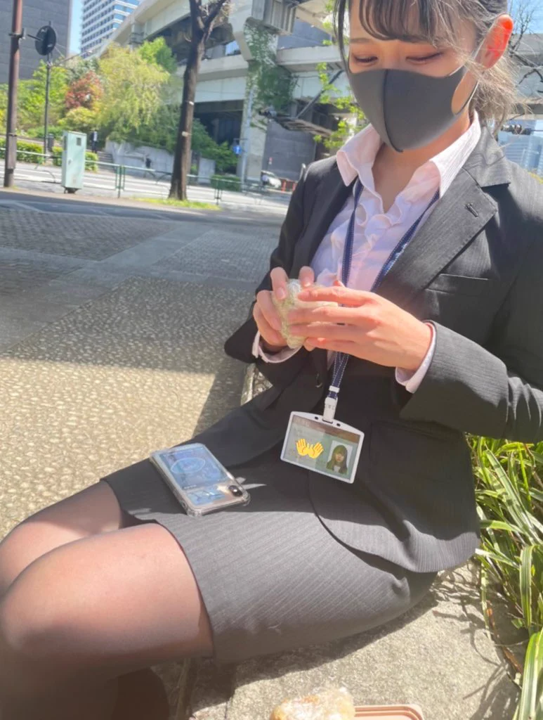 無職だけど彼氏と社内恋愛したくて？スーツ姿に社員証をぶら下げて一緒にランチするwww