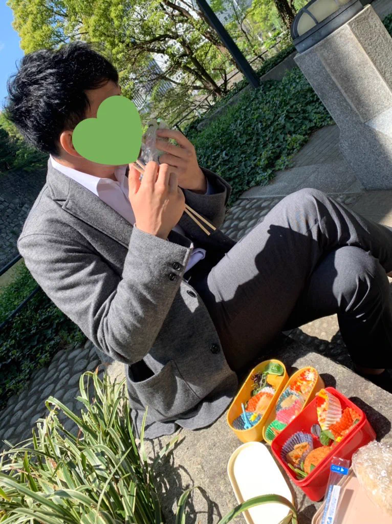 無職だけど彼氏と社内恋愛したくて？スーツ姿に社員証をぶら下げて一緒にランチするwww